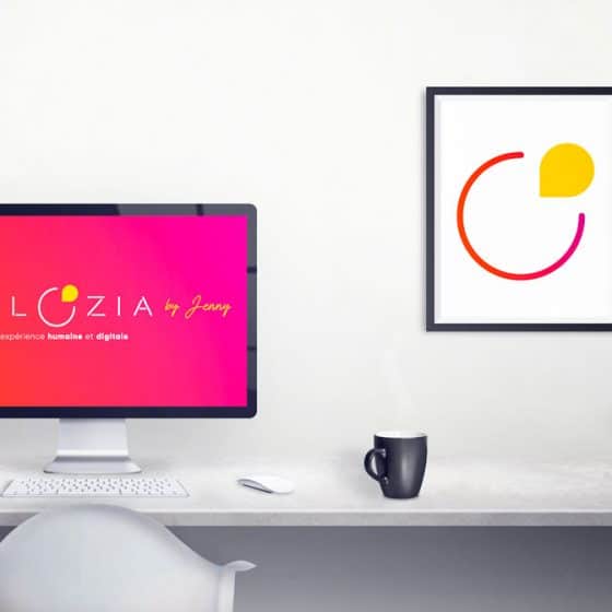 mise en situation du logo eclozia by jenny sur imac posé sur un bureau et son icone encadré au mur