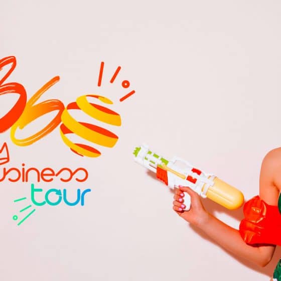 logo 360 business tour avec femme maillot de bain et pistolet à eau