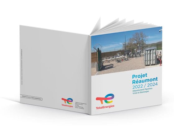 Création brochure reliée premium : agence graphique DU SIROP design. Détail couverture