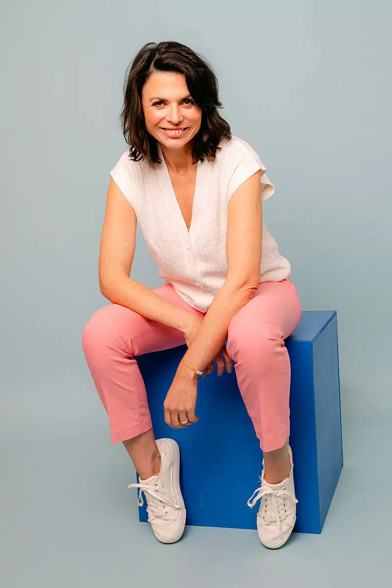 Portrait Anouk Trombetta, consultante en communication et marketing visuel, co fondatrice de l'agence DU SIROP design
