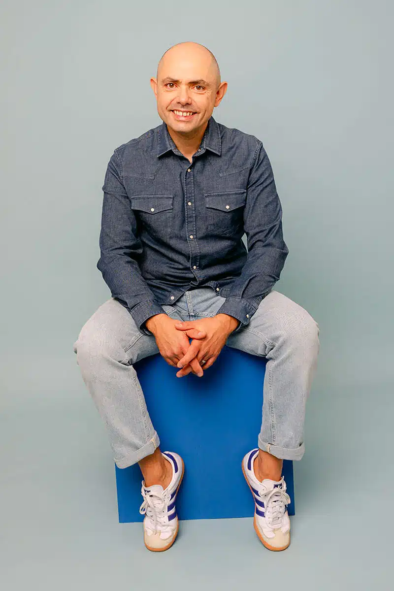 Portrait Charles Trombetta, designer et graphiste, fondateur de l'agence DU SIROP design.