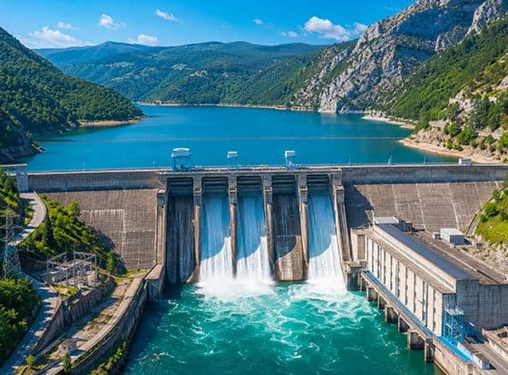Illustration sécurité barrage hydroélectrique avec centrale hydraulique et gestion des flux d’eau