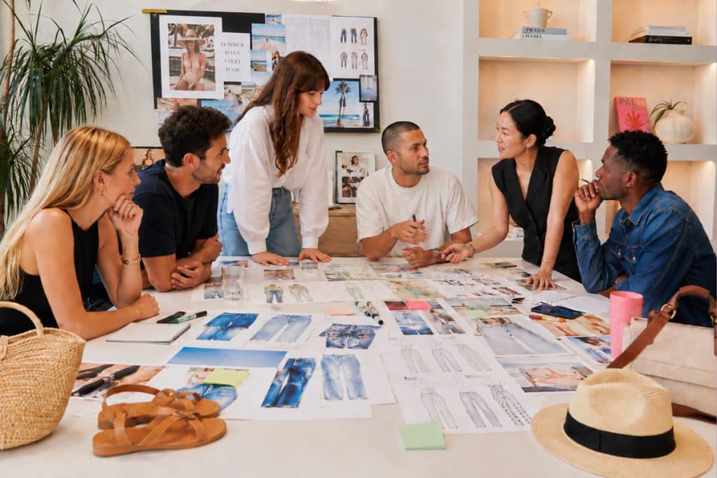 Créer des campagnes marketing avec des visuels IA, équipe de travail pour campagne prêt à porter féminin