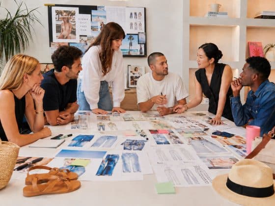 Créer des campagnes marketing avec des visuels IA, équipe de travail pour campagne prêt à porter féminin