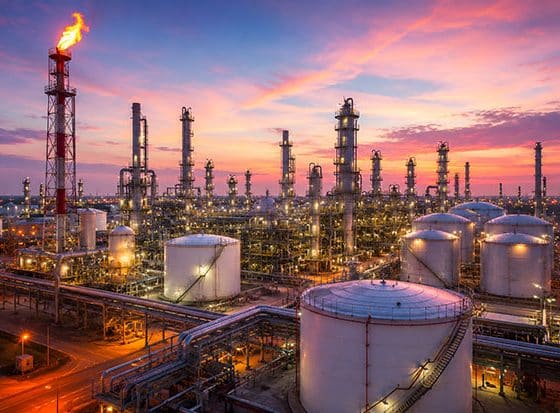 Illustration de sécurité raffinerie pétrochimique avec torche industrielle et cuves